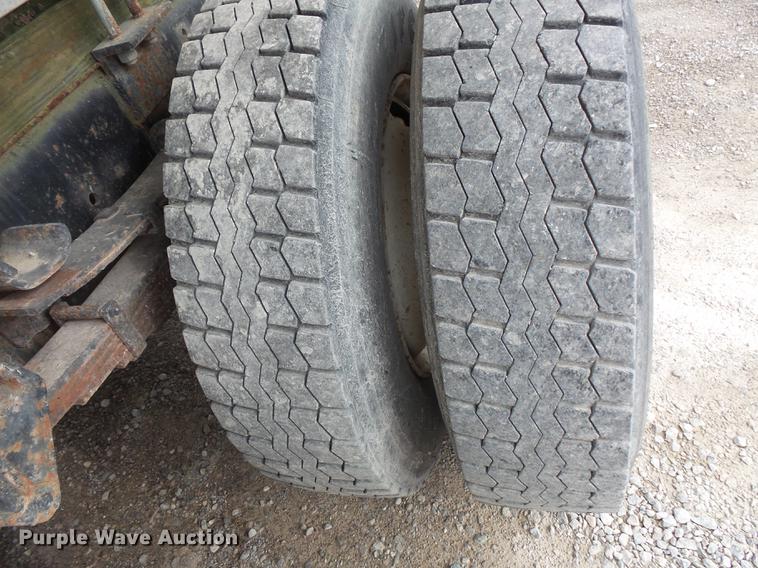 image for item DC1231 1990 International 4900 fertilizer tender truck