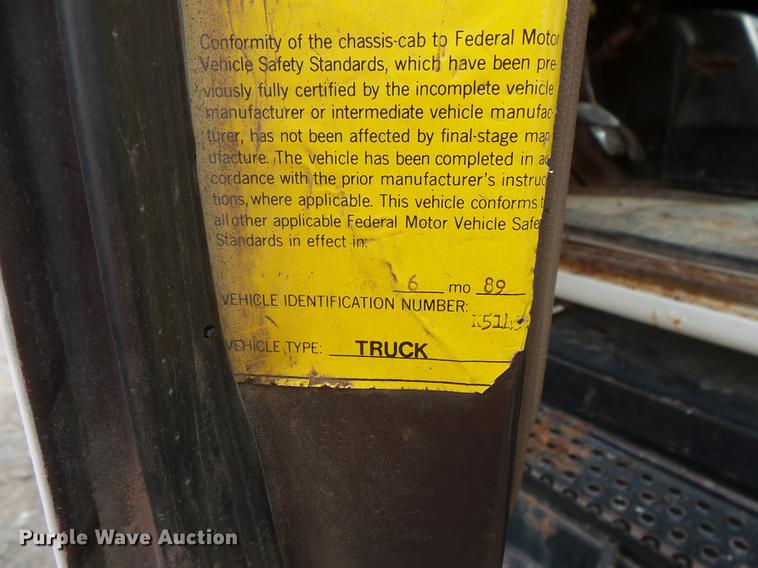 image for item DC1231 1990 International 4900 fertilizer tender truck