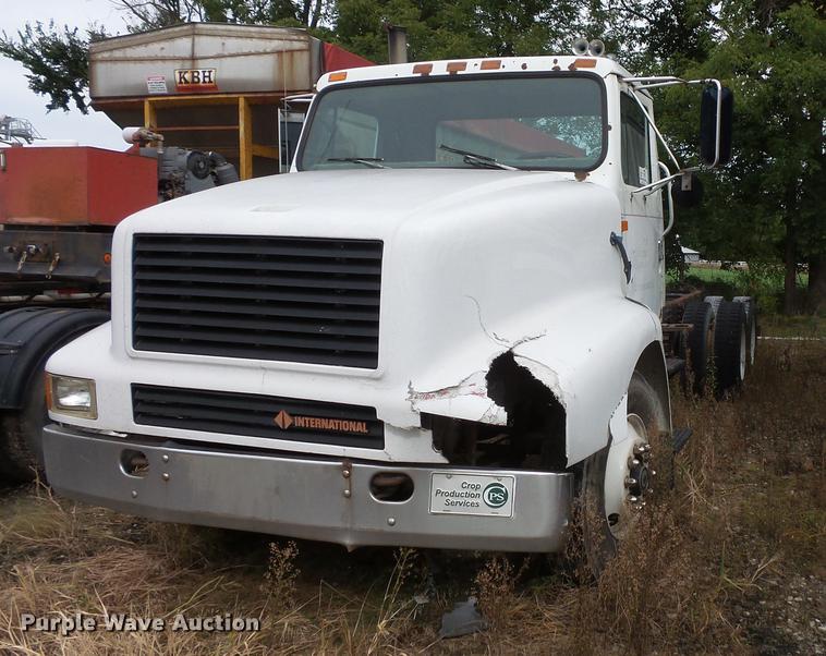 image for item DC1232 1990 International 8200 truck cab and chassis