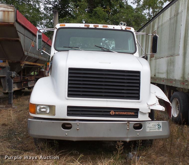 image for item DC1232 1990 International 8200 truck cab and chassis