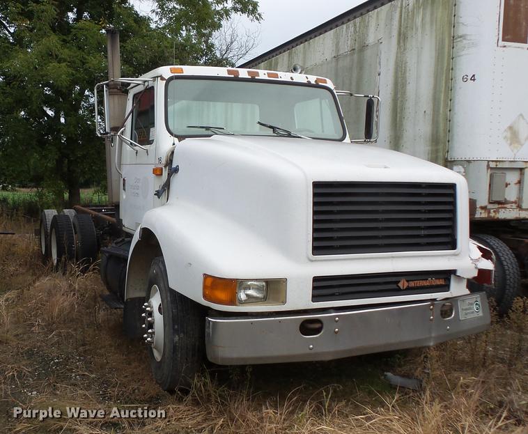 image for item DC1232 1990 International 8200 truck cab and chassis