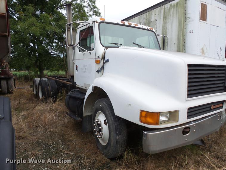 image for item DC1232 1990 International 8200 truck cab and chassis