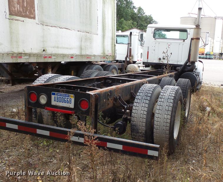 image for item DC1232 1990 International 8200 truck cab and chassis