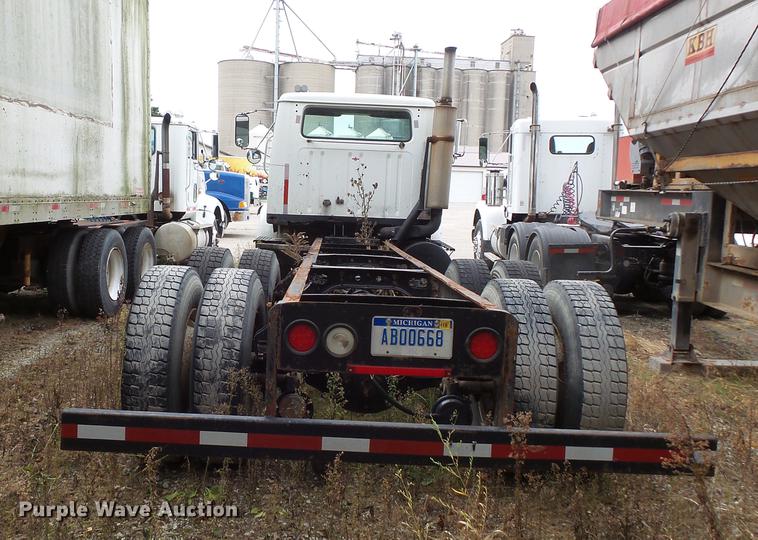 image for item DC1232 1990 International 8200 truck cab and chassis