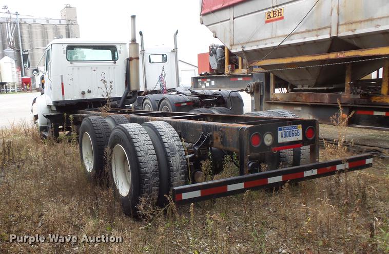 image for item DC1232 1990 International 8200 truck cab and chassis