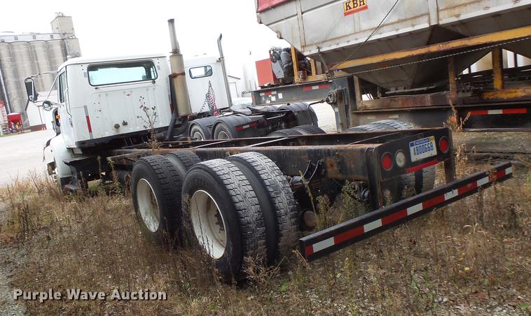 image for item DC1232 1990 International 8200 truck cab and chassis