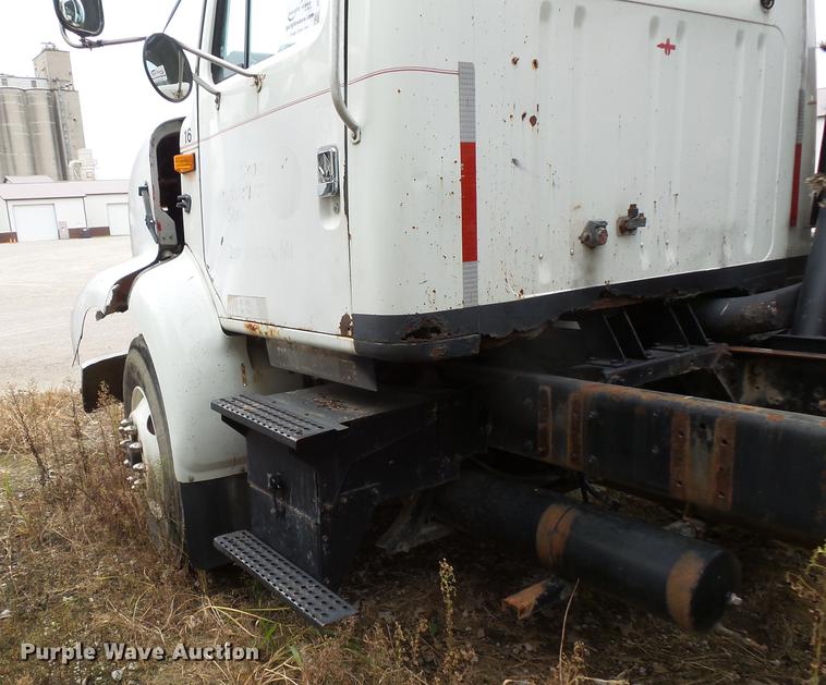 image for item DC1232 1990 International 8200 truck cab and chassis