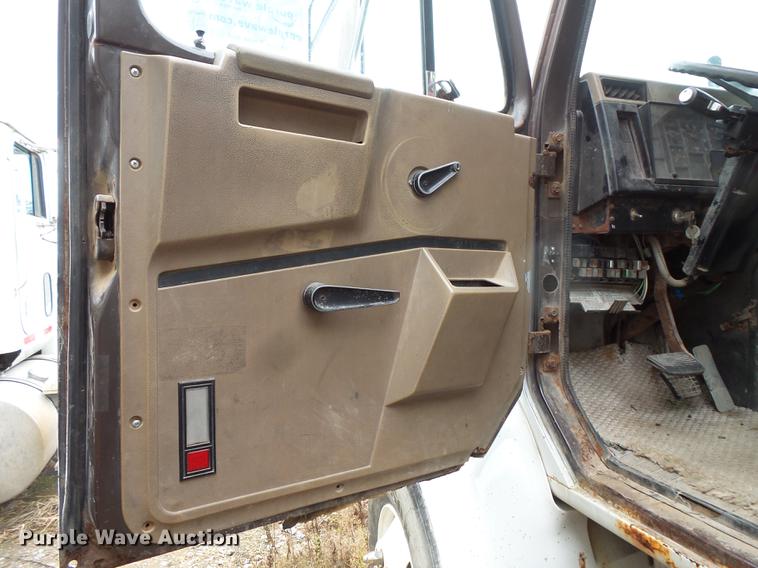 image for item DC1232 1990 International 8200 truck cab and chassis