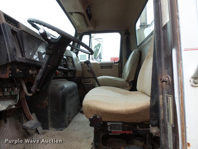 image for item DC1232 1990 International 8200 truck cab and chassis