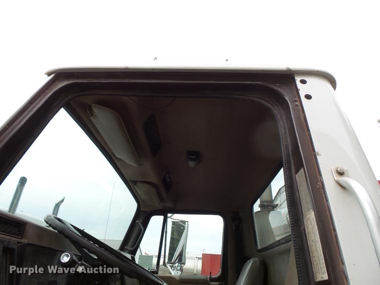 image for item DC1232 1990 International 8200 truck cab and chassis