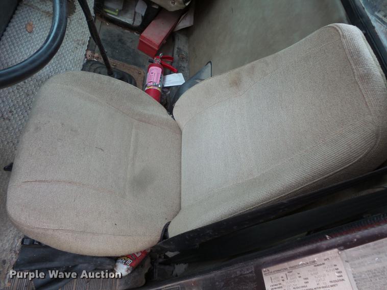 image for item DC1232 1990 International 8200 truck cab and chassis