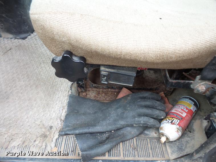 image for item DC1232 1990 International 8200 truck cab and chassis