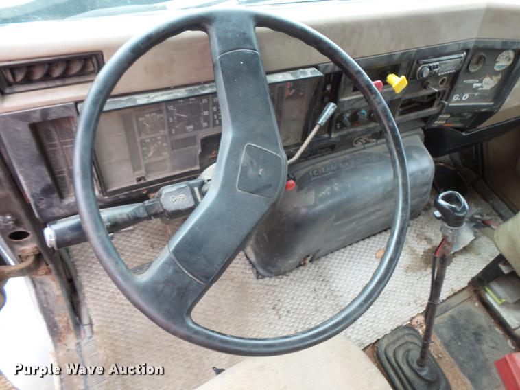 image for item DC1232 1990 International 8200 truck cab and chassis