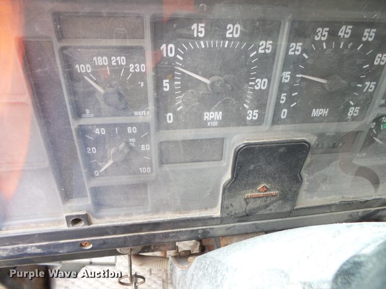 image for item DC1232 1990 International 8200 truck cab and chassis