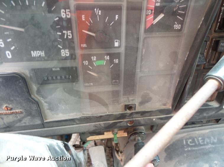 image for item DC1232 1990 International 8200 truck cab and chassis