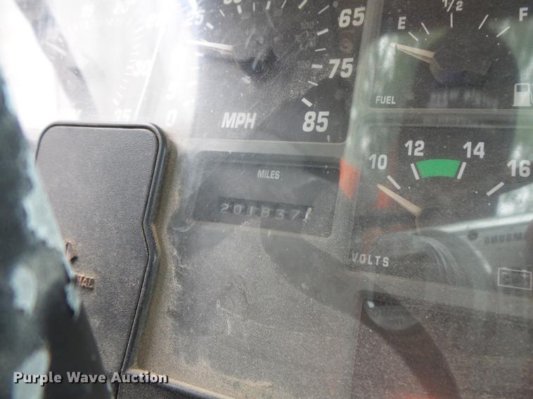 image for item DC1232 1990 International 8200 truck cab and chassis