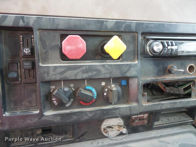 image for item DC1232 1990 International 8200 truck cab and chassis