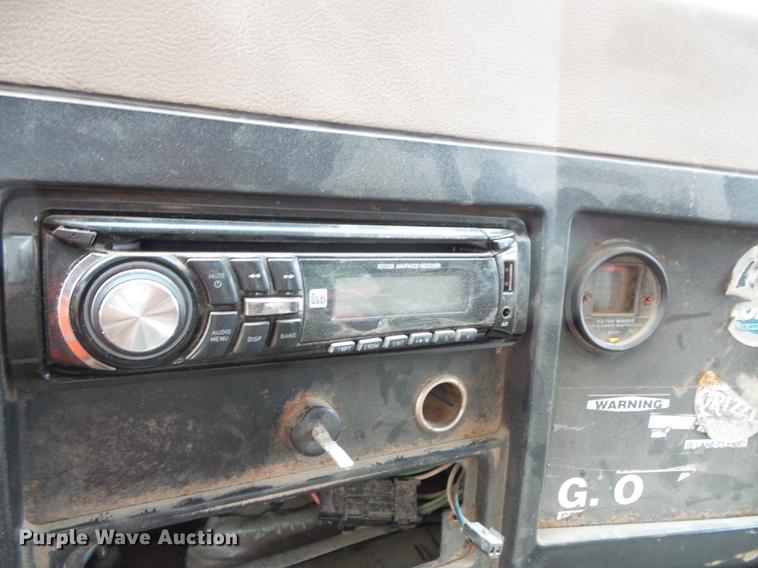 image for item DC1232 1990 International 8200 truck cab and chassis