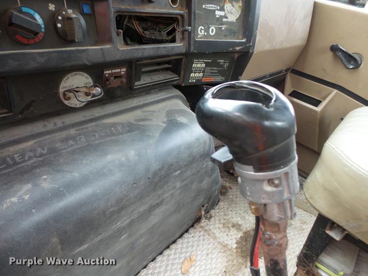 image for item DC1232 1990 International 8200 truck cab and chassis