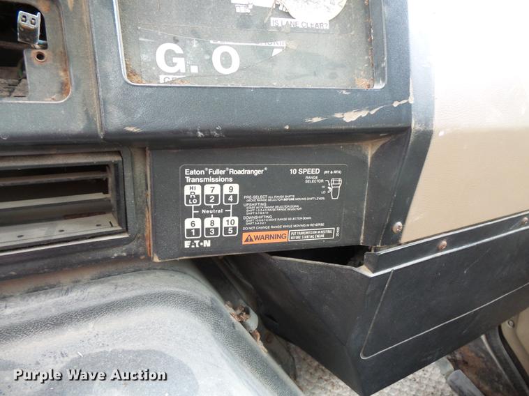 image for item DC1232 1990 International 8200 truck cab and chassis