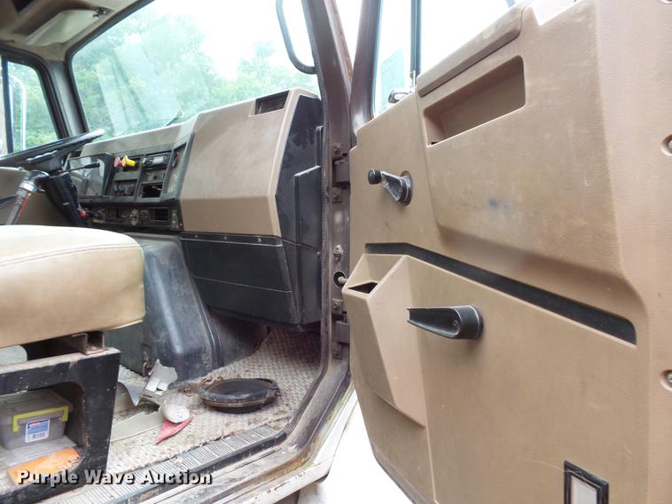 image for item DC1232 1990 International 8200 truck cab and chassis