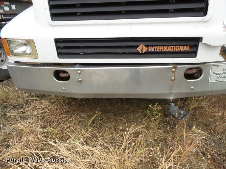 image for item DC1232 1990 International 8200 truck cab and chassis