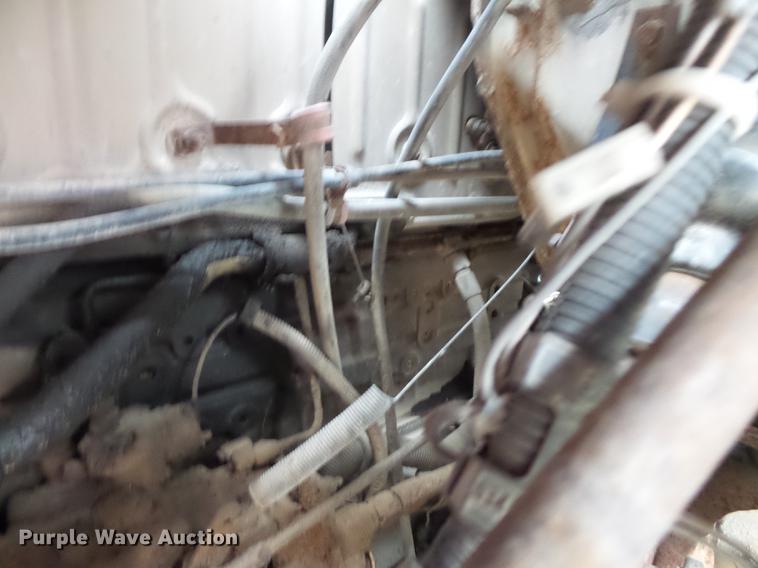 image for item DC1232 1990 International 8200 truck cab and chassis