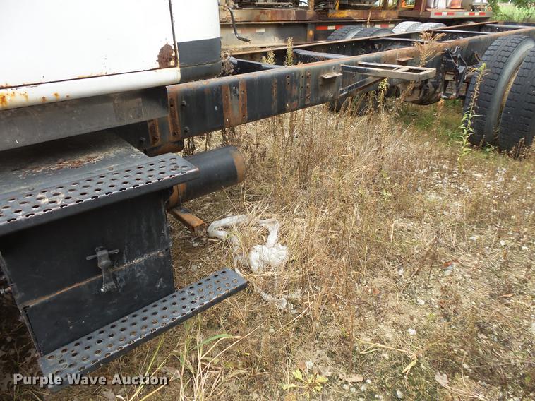 image for item DC1232 1990 International 8200 truck cab and chassis