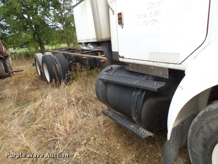 image for item DC1232 1990 International 8200 truck cab and chassis