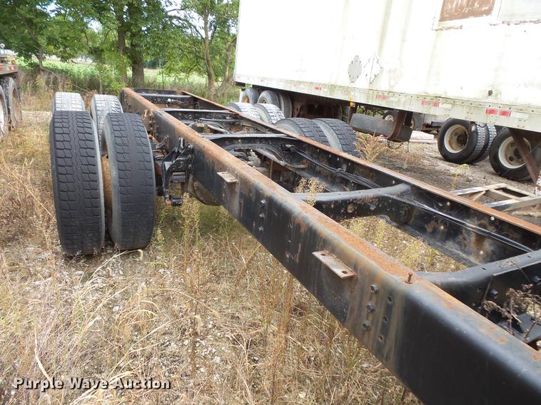 image for item DC1232 1990 International 8200 truck cab and chassis