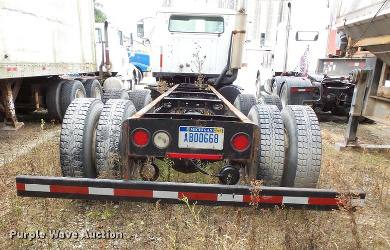 image for item DC1232 1990 International 8200 truck cab and chassis