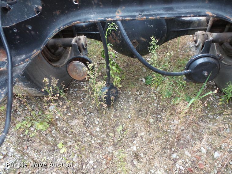 image for item DC1232 1990 International 8200 truck cab and chassis