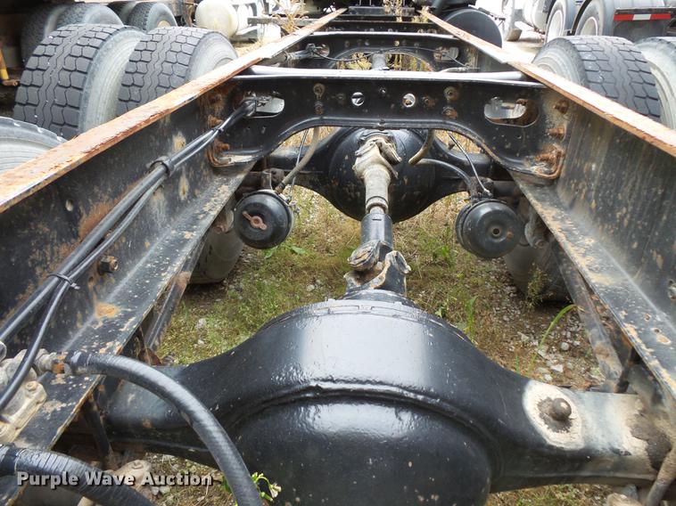 image for item DC1232 1990 International 8200 truck cab and chassis