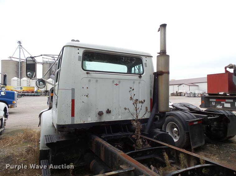 image for item DC1232 1990 International 8200 truck cab and chassis