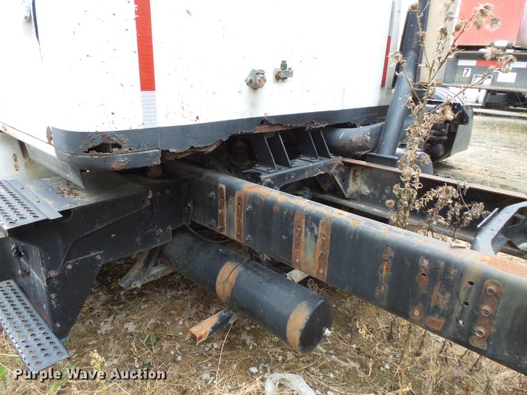 image for item DC1232 1990 International 8200 truck cab and chassis