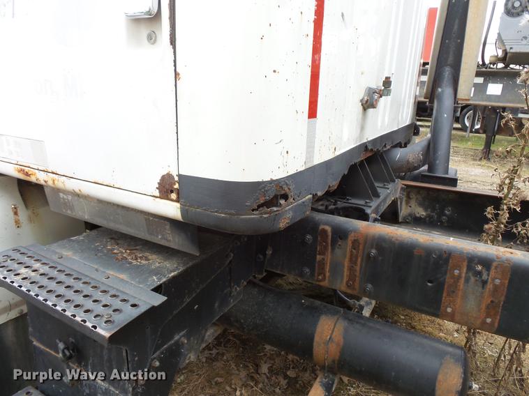 image for item DC1232 1990 International 8200 truck cab and chassis