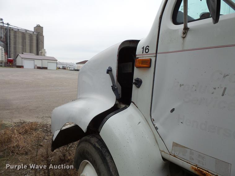 image for item DC1232 1990 International 8200 truck cab and chassis