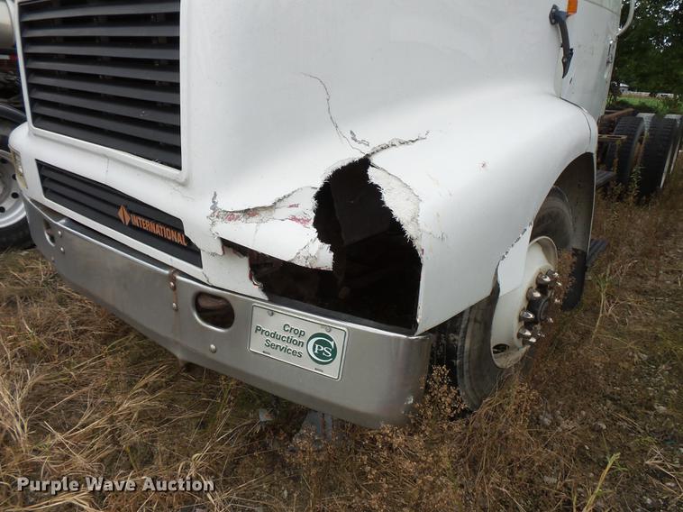 image for item DC1232 1990 International 8200 truck cab and chassis