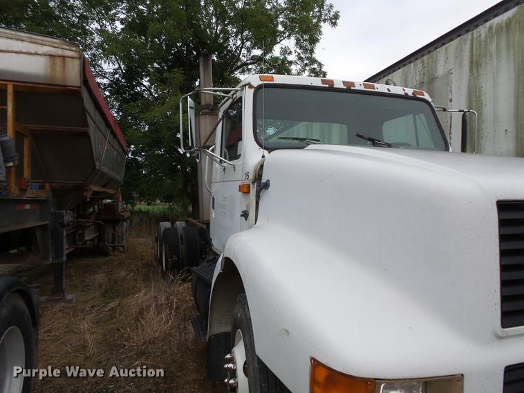 image for item DC1232 1990 International 8200 truck cab and chassis