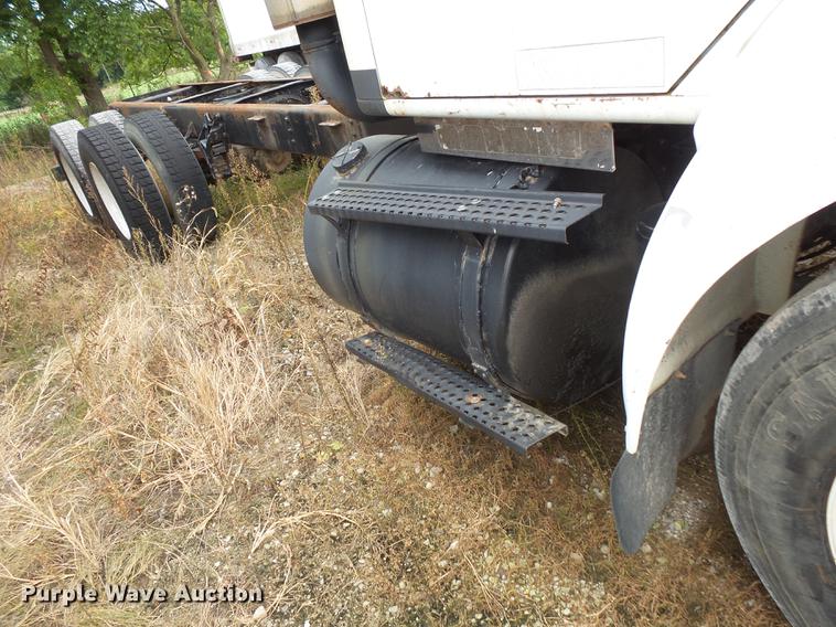 image for item DC1232 1990 International 8200 truck cab and chassis