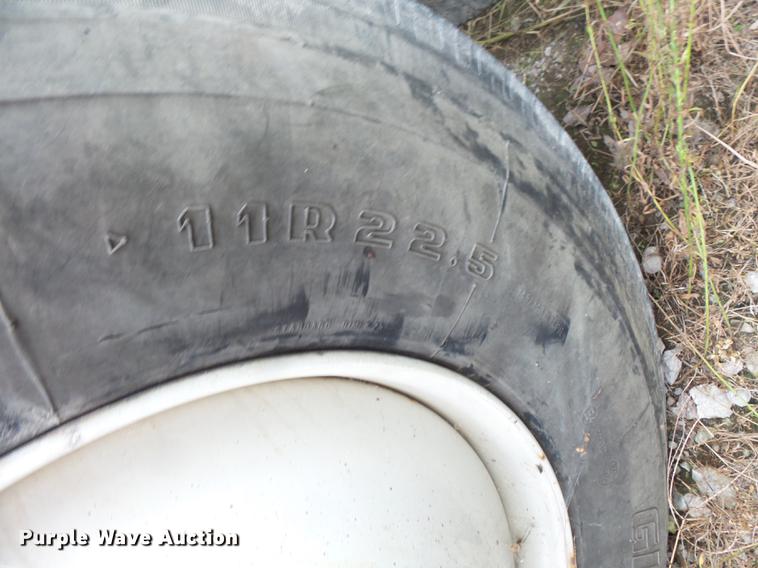 image for item DC1232 1990 International 8200 truck cab and chassis