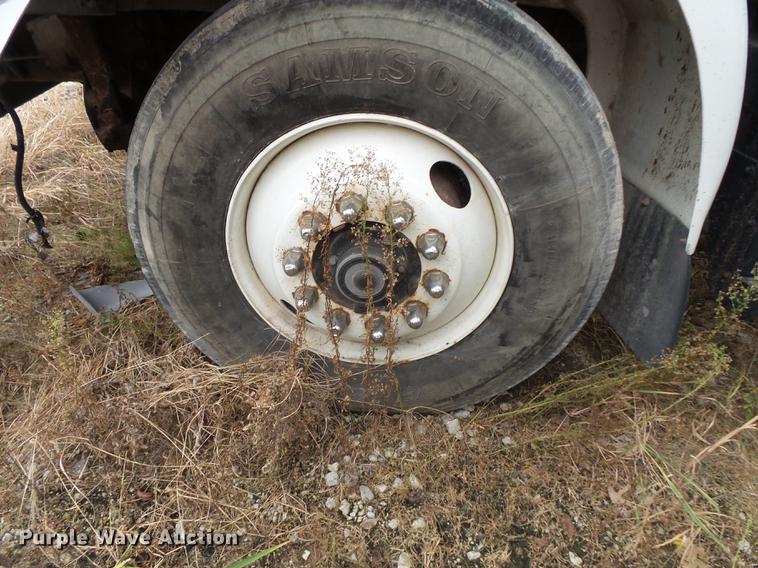 image for item DC1232 1990 International 8200 truck cab and chassis