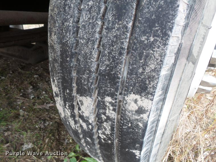 image for item DC1232 1990 International 8200 truck cab and chassis