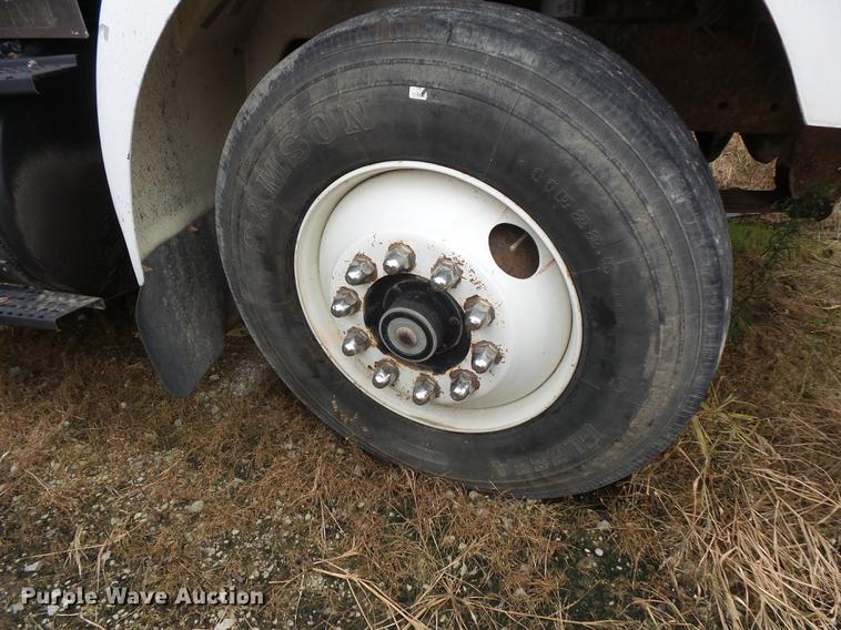 image for item DC1232 1990 International 8200 truck cab and chassis