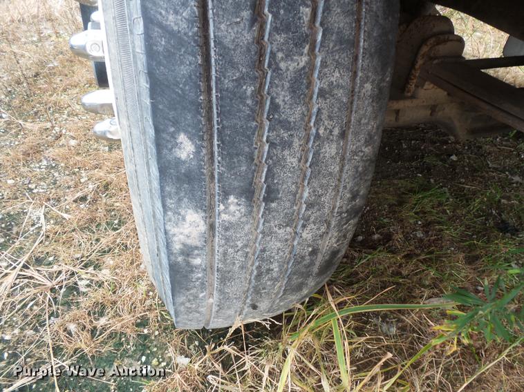 image for item DC1232 1990 International 8200 truck cab and chassis