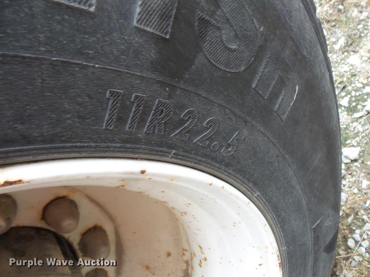 image for item DC1232 1990 International 8200 truck cab and chassis