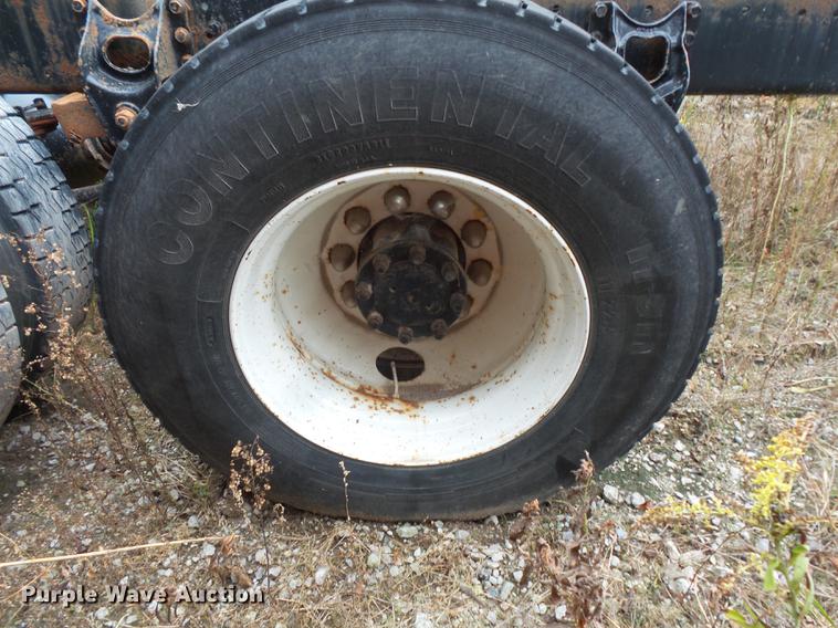 image for item DC1232 1990 International 8200 truck cab and chassis