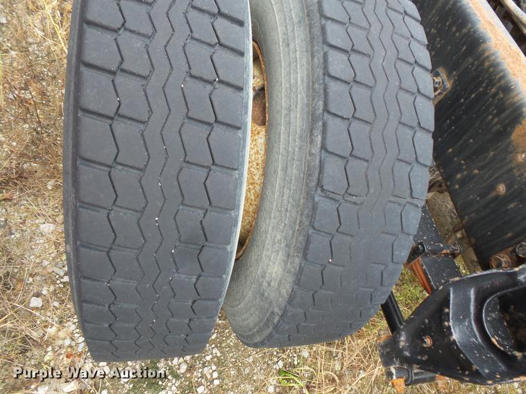 image for item DC1232 1990 International 8200 truck cab and chassis