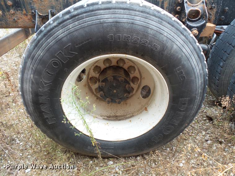 image for item DC1232 1990 International 8200 truck cab and chassis