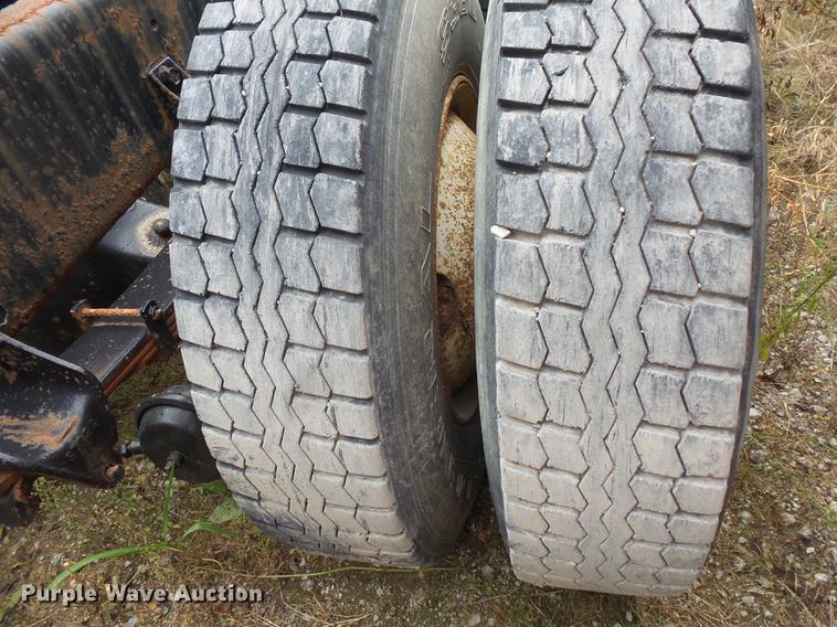 image for item DC1232 1990 International 8200 truck cab and chassis